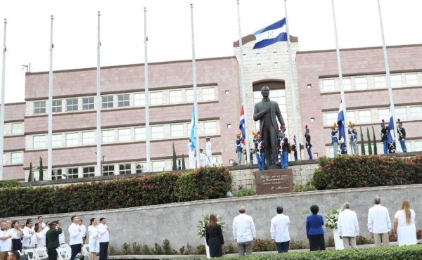 Autoridades hondureñas encabezan izada de la Bandera Nacional