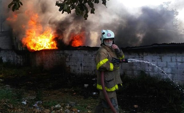 Pérdidas millonarias deja incendio en barrio Medina de San Pedro Sula