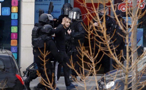 Se entrega autor de toma de rehenes en oficina de correo cerca de París