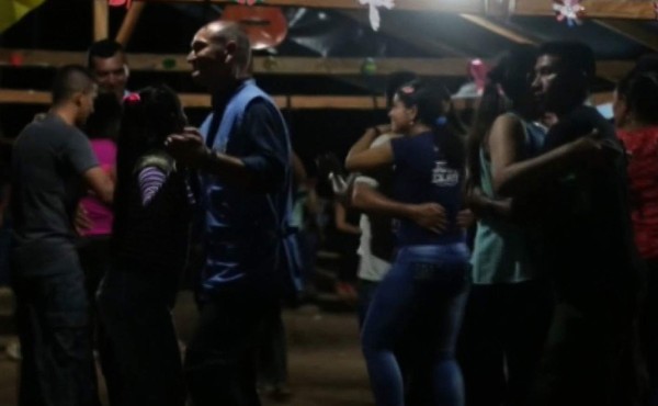 ONU suspende a cuatro observadores por baile con guerrilleras