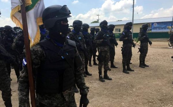 Juan Orlando Hernández inaugura complejo militar en Chamelecón