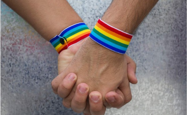 Ella pretende sacarlo del clóset