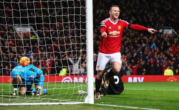 Manchester United golea al Stoke City y se mete en la pelea