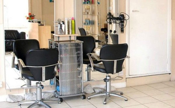 Californianos podrán beber alcohol en salones de belleza