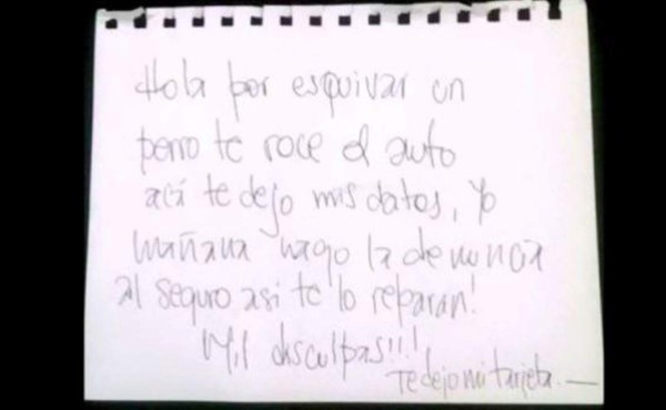 Choca carro de hombre y le deja nota de disculpa