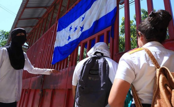 Protestan en el Intae por costos de la alfabetización en San Pedro Sula