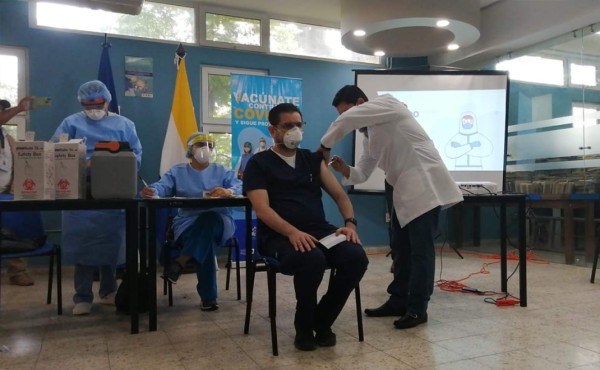 Inicia vacunación contra el covid-19 en personal sanitario de San Pedro Sula