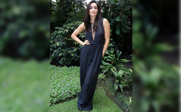 La mexicana Paola Núnez seduce a Pierce Brosnan en serie estadounidense