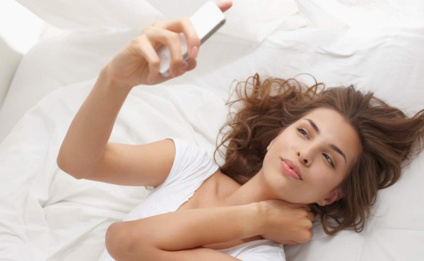 Tiene novio, pero tiene 'sexting' con otro