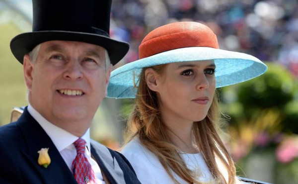 Príncipe Andrés se aleja de su hija Beatriz para no avergonzarla