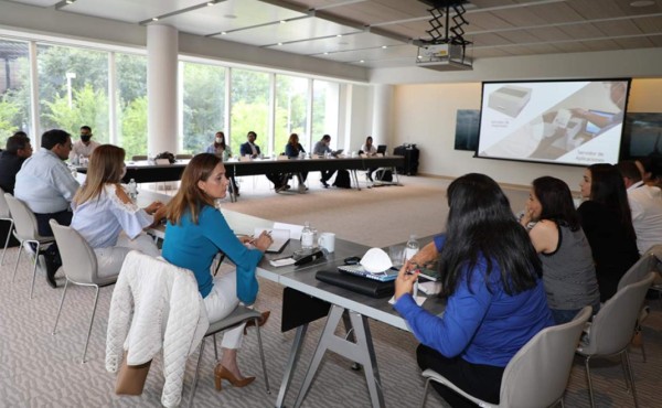 Socializan nuevo sistema para emisión de pasaportes de hondureños en EEUU