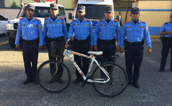 Los agentes que recuperaron la bicicleta.