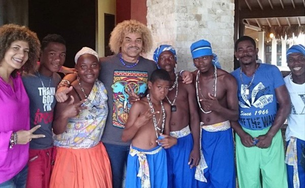 'El Pibe' Valderrama disfrutó de las playas de Tela con los garífunas