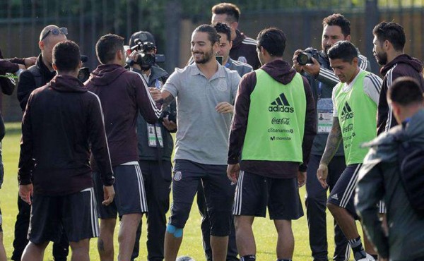 Maluma visita a la selección de México en su primer entrenamiento en Rusia