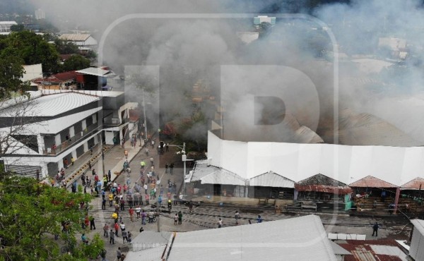 Incendio consume locales en mercado Guamilito de San Pedro Sula