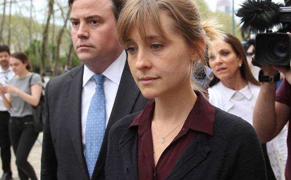 Actriz y líder de secta acusados por tráfico y esclavitud sexual enfrentan primera audiencia