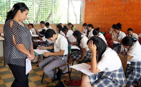Otorgan aumento salarial de 1,000 lempiras a docentes hondureños