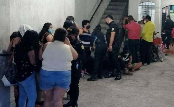 Detienen a 15 personas por fiesta y certamen de belleza en plena pandemia en Guatemala