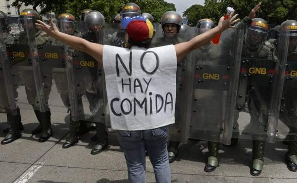 Ante crisis, más de la mitad de los venezolanos bajó más de 25 libras en 2017