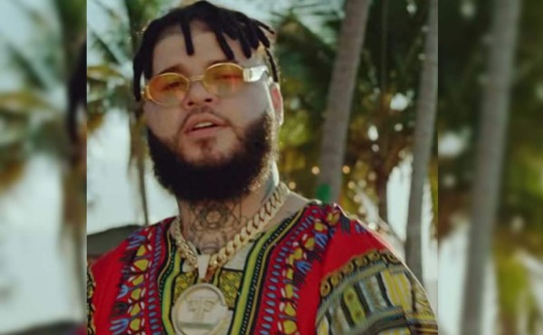 Farruko disfruta de Roatán, mientras filma nueva colaboración con Menor Menor