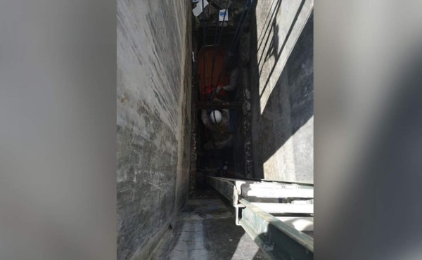 Tegucigalpa: Rescatan a hombre que cayó al fondo de una cisterna