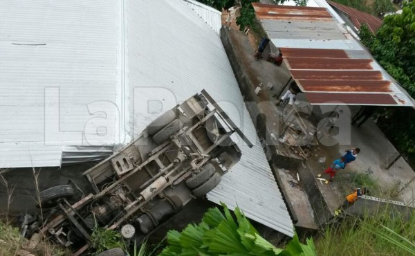 Camión se va a un abismo y cae sobre vivienda en La Ceiba&nbsp;&nbsp;&nbsp;