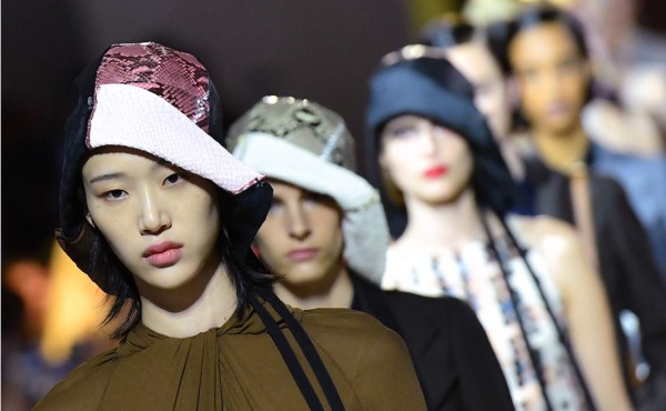 Prada desfila contra la 'fast fashion' en Milán