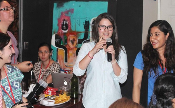 Voluntarias trabajan por empoderar a las mujeres