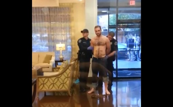 Policía confunde arma con el miembro viril de un hombre