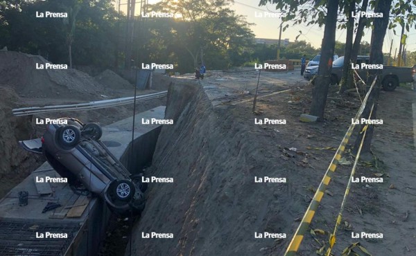 Vehículo cae en colector de aguas lluvias y ocupantes se salvan de morir en San Pedro Sula 
