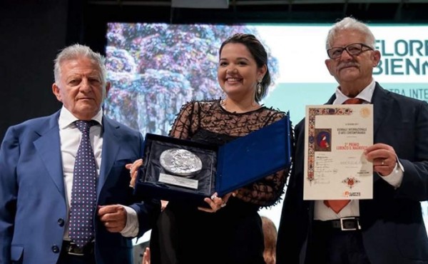 Hondureña María Echeverri gana premio de Arte de Joyería en exposición mundial