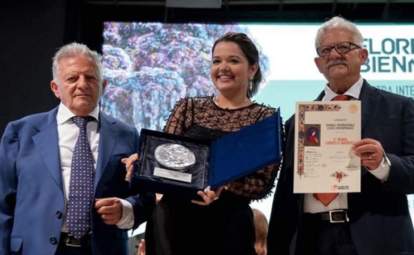 Hondureña María Echeverri gana premio de Arte de Joyería en exposición mundial