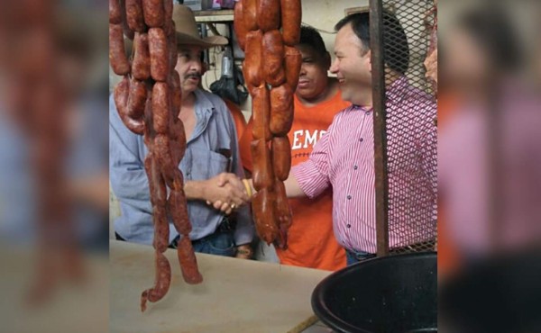 Darío Banegas visita los mercados sampedranos