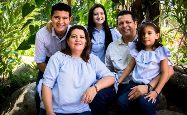 Lorena Galeas, su esposo y sus tres hijos viven el aislamiento entre actividades del hogar, la educación y un tiempo dedicado a Dios.