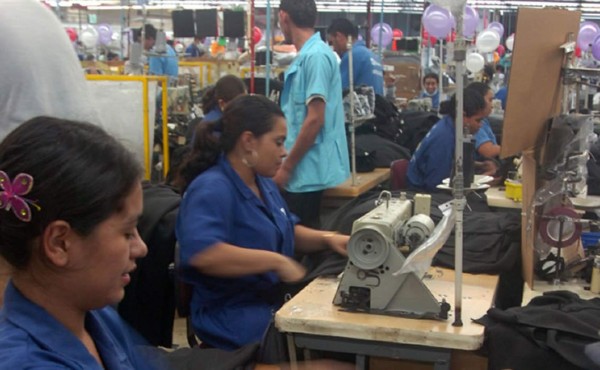 La maquila superó la venta de mercancías