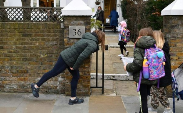 Este año solo habían asistido un día al colegio, pero los niños ingleses regresaron a las aulas el lunes, en el marco del levantamiento gradual. Foto Metro Libre