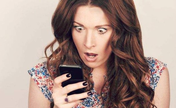 ¿Es correcto revisar el teléfono de tu pareja?