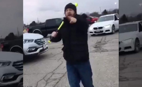 A batazos: un racista ataca a familia hispana por hablar en español