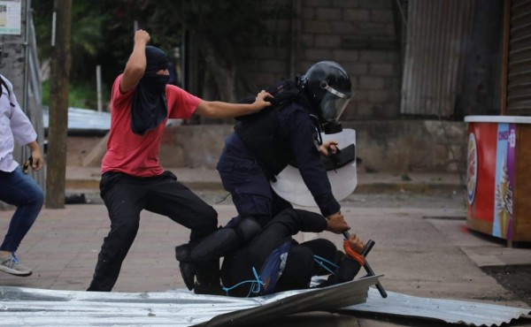 Encapuchados vuelven a causar caos y destrucción en negocios capitalinos