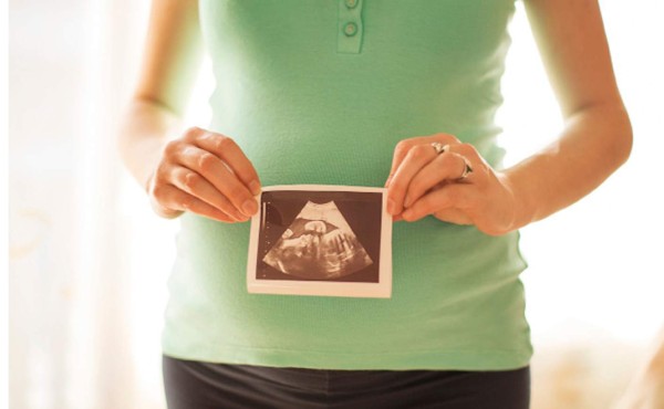 Embaraza a mamá de su amigo