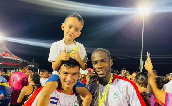 Maynor Figueroa junto a Odis Borjas, ex jugador de Liga Nacional.