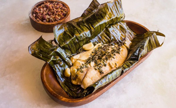 Tilapia en hojas de plátano