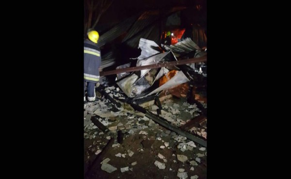 Incendio consume una pulpería en la aldea El Carmen