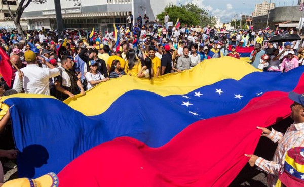 Calles repletas de venezolanos pidiendo la salida de Maduro; chavistas lo respaldan