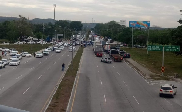 '¡Nos estamos muriendo de hambre!': el grito colectivo en protesta de taxistas en San Pedro Sula