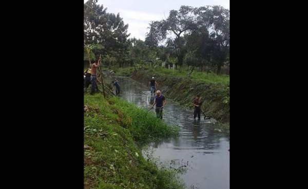 Limpian canales para evitar inundaciones y enfermedades