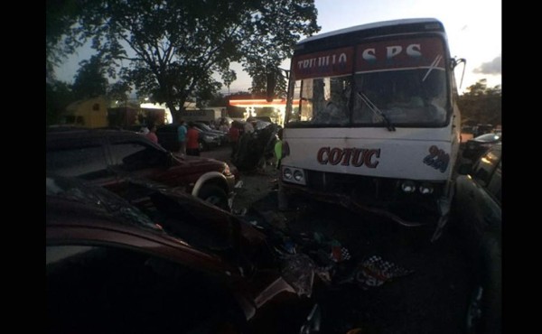 Bus pierde el control y destruye varios vehículos en San Pedro Sula