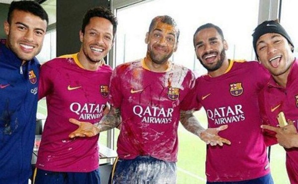 Dani Alves cumple años y sus compañeros le sorprenden