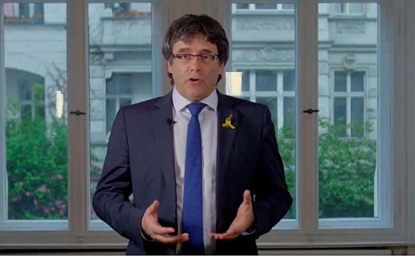 Puigdemont renuncia a ser escogido presidente catalán y designa a un sucesor