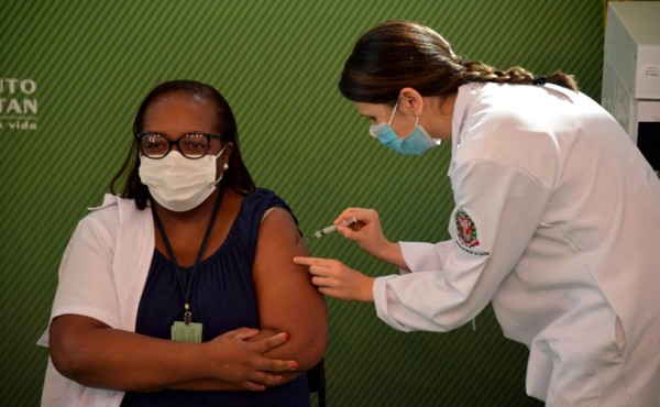 Brasil completa un mes de lenta vacunación contra el covid-19